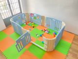 Quây 6 cạnh có cửa và đồ chơi màu xanh trắng