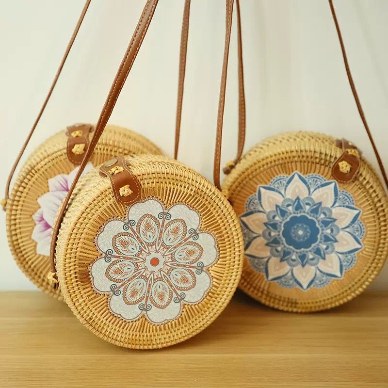 Túi guột tròn thêu hoa văn - Túi mây tre - The bamboo