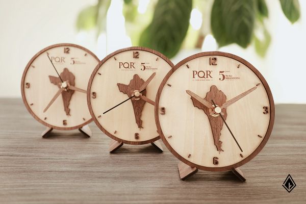 Đồng hồ gỗ để bàn | Logo & số dán nổi 3D
