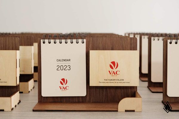 Lịch gỗ khay bút - In logo lên khay bút và tờ lịch