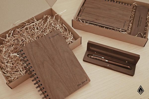 Set sổ, bút & hộp bút gỗ Walnut | In/khắc theo yêu cầu