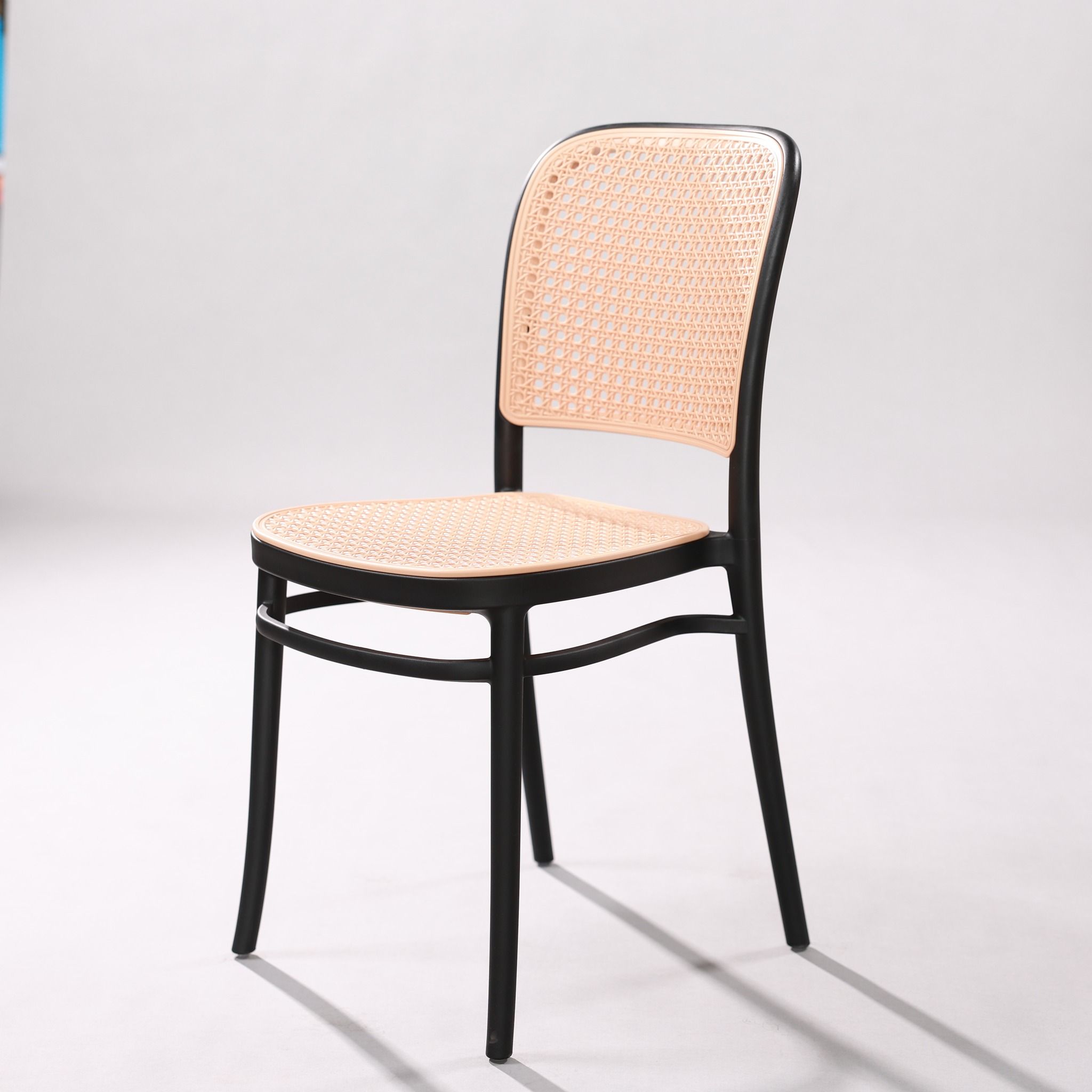  Ghế nhựa kiểu dáng Thonet 811 