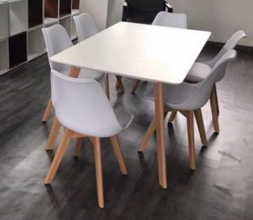 Bàn Eames 4