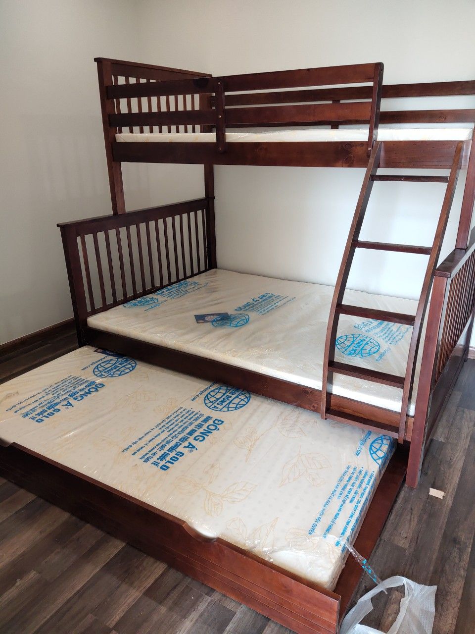 Giường 3 tầng xuất khẩu a028 gỗ tự nhiên (nâu)