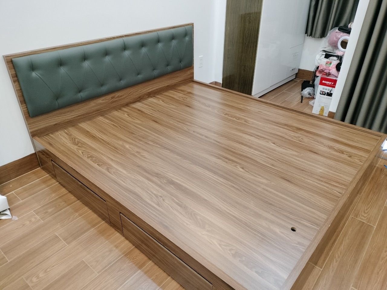 Giường ngủ mdf melamine vip 1m6 vàng