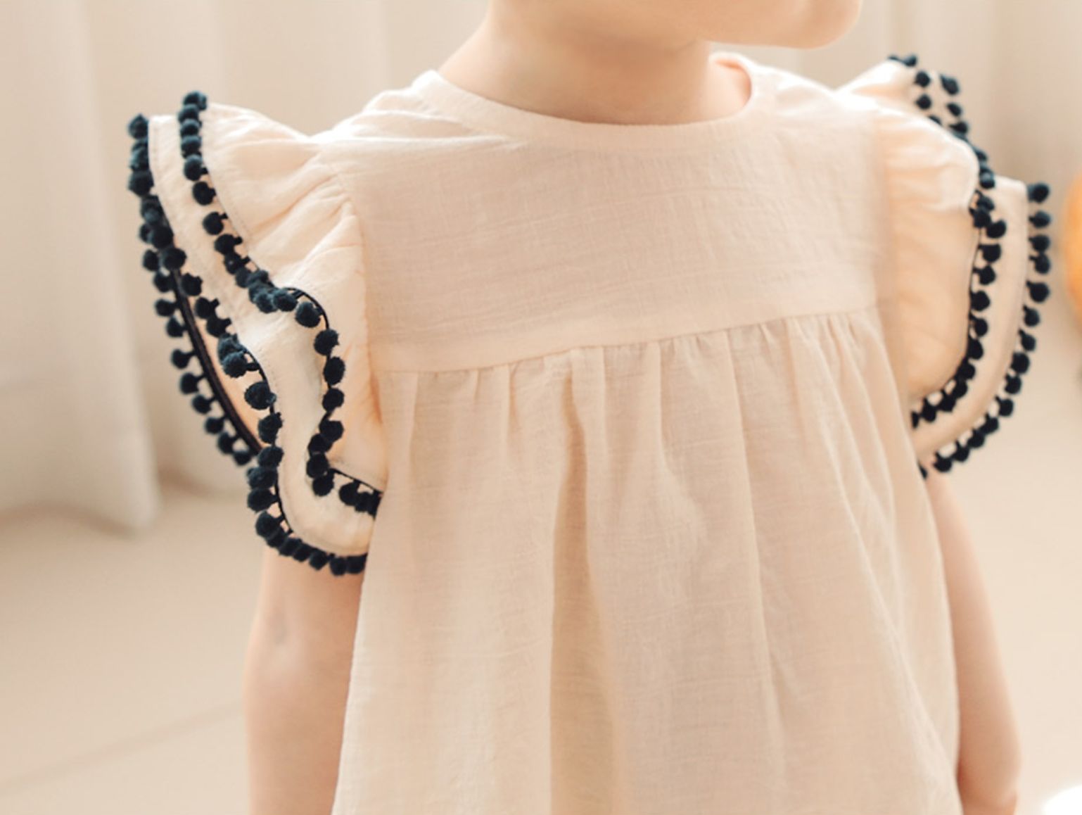 Áo bé gái Hàn Quốc Bebezoo cộc tay _ Tay xoè bi
