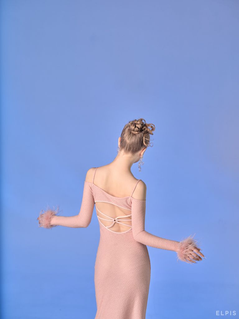 Hồng ELPIS - Đầm thun ôm bệt vai hở lưng tay dài phối lông RS22D59