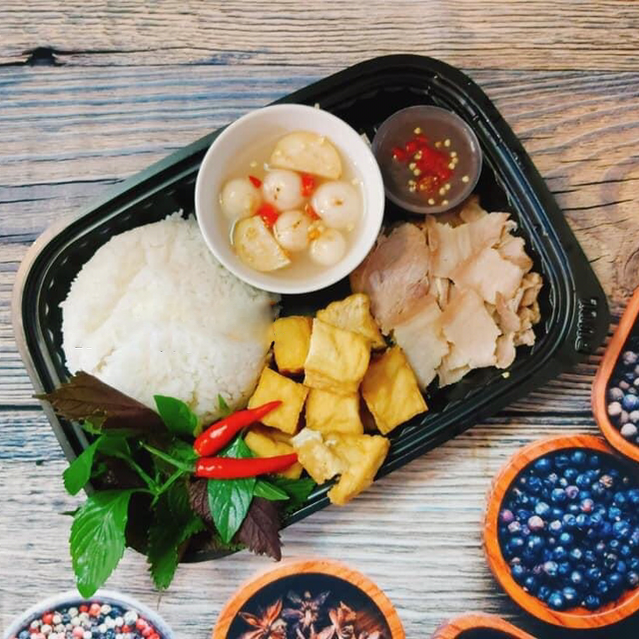 Khay nhựa đế đen HT-203, Hộp Nhựa HT-203 / Hộp sushi, mì ý, trái cây