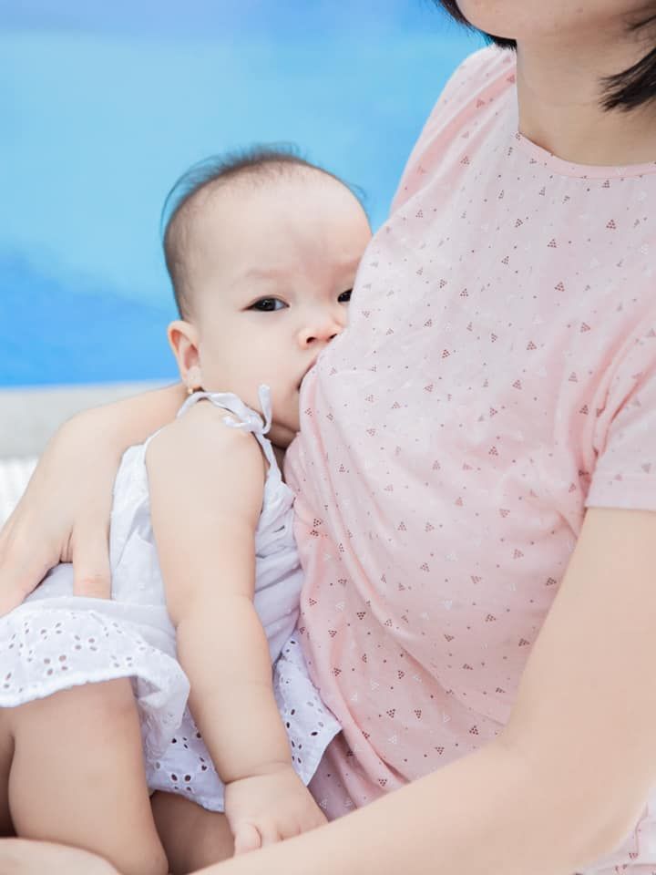 Áo thun cho bé bú màu Hồng lật ngực
