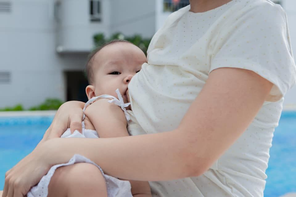 Áo thun cho bé bú màu Trắng lật ngực