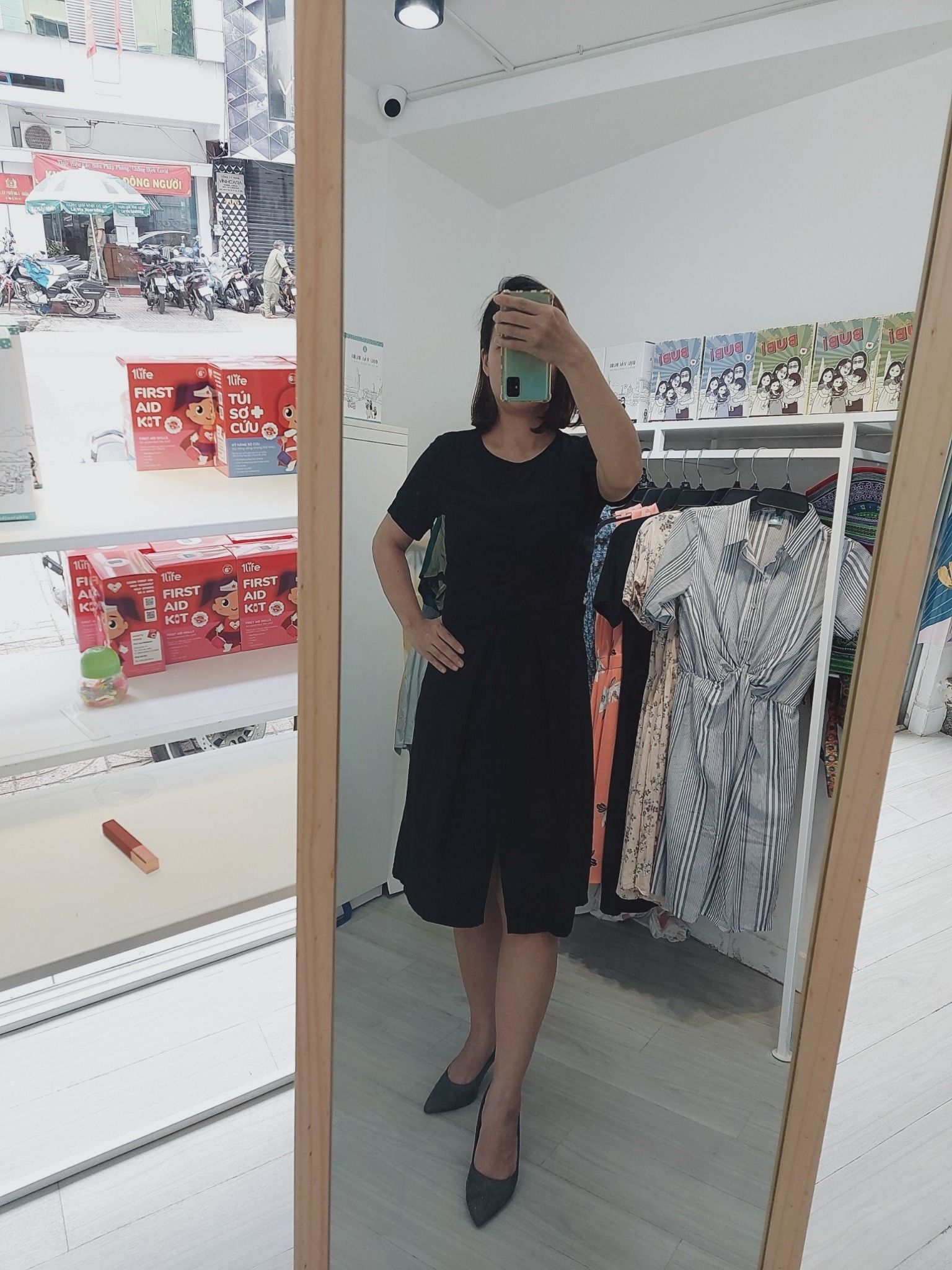 Đầm thiết kế bé ti - Đen - Xẻ ngực xoắn nơ