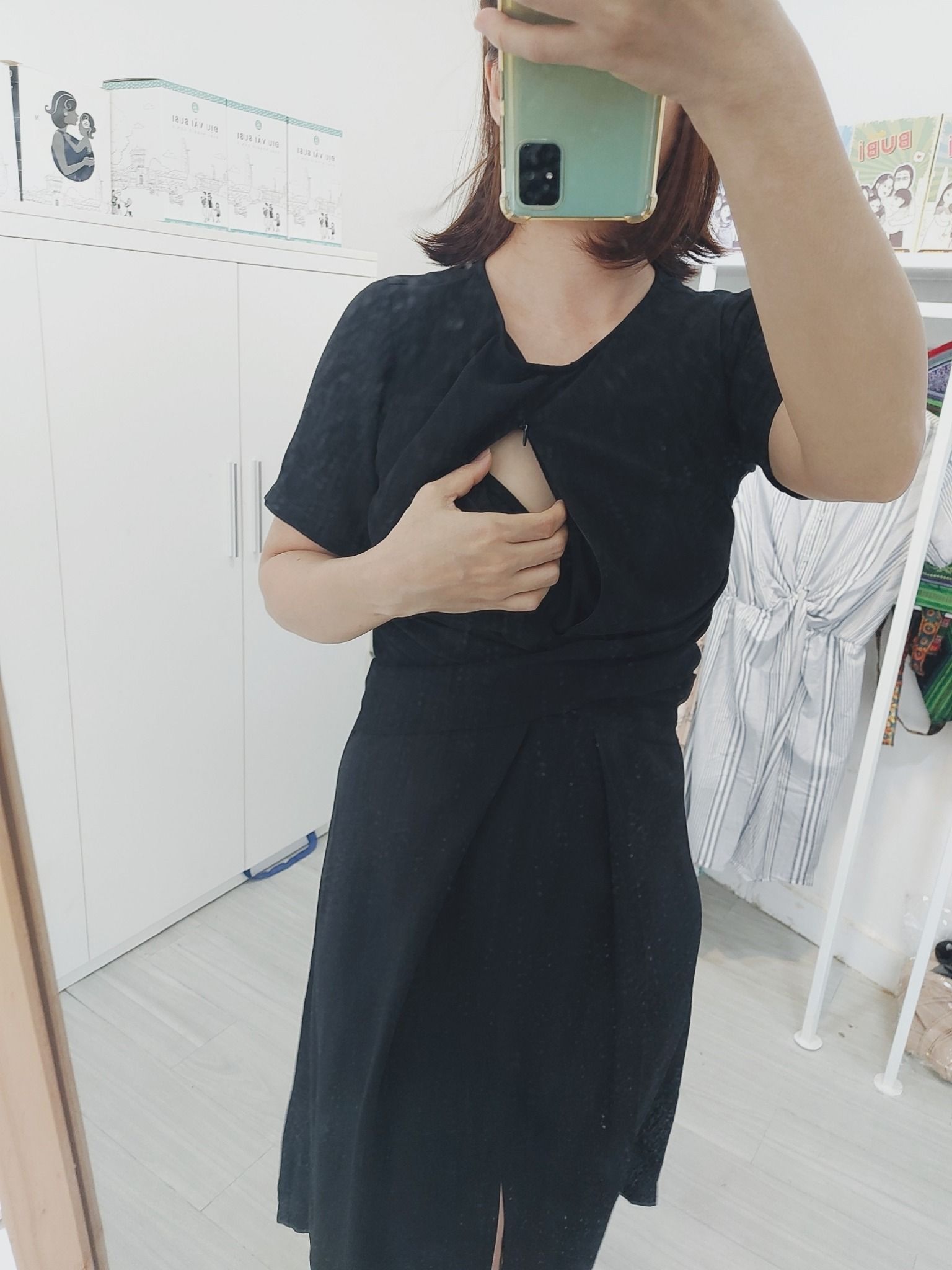 Đầm thiết kế bé ti - Đen - Xẻ ngực xoắn nơ