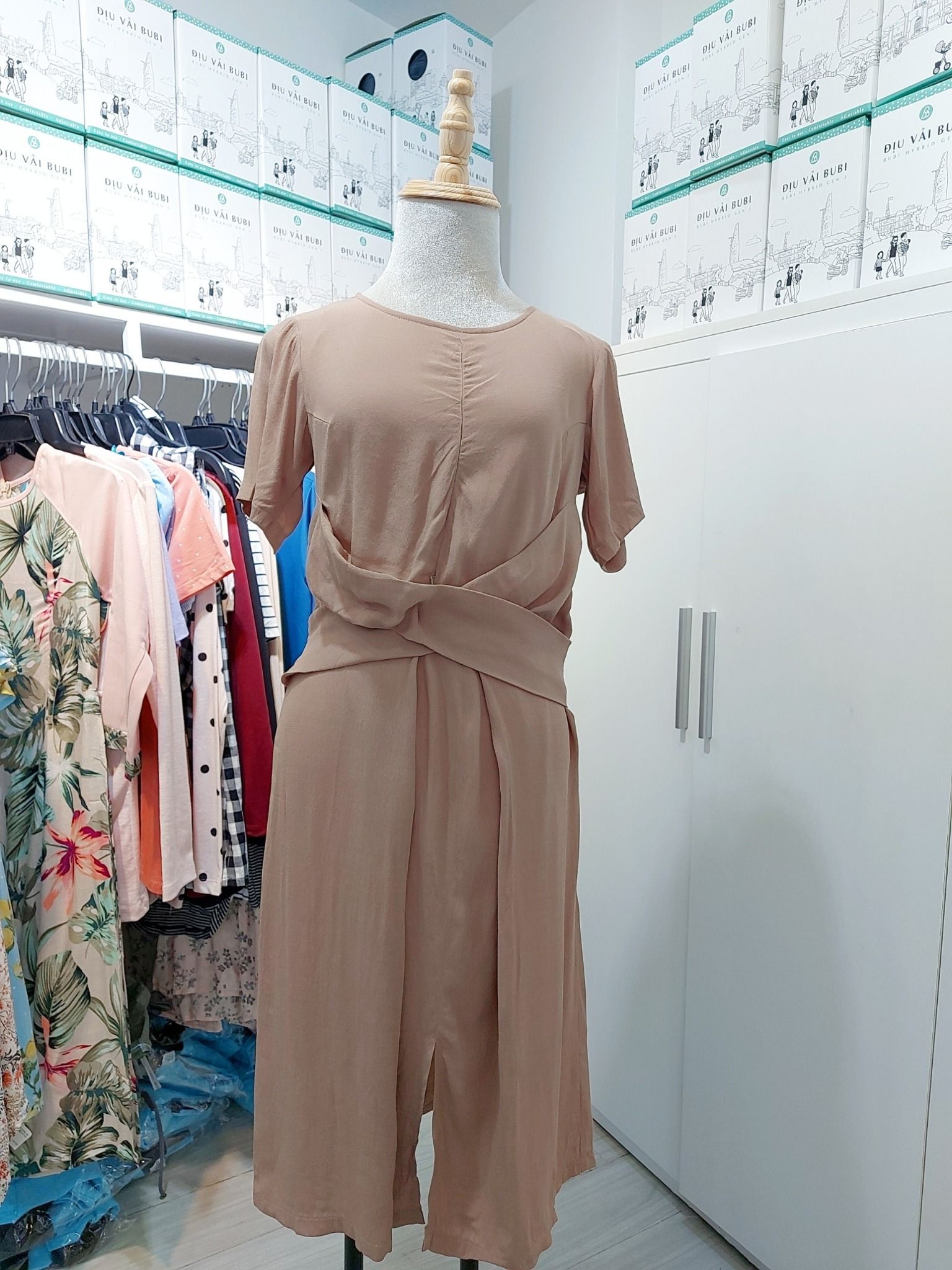 Đầm thiết kế bé ti - Be - Xẻ ngực xoắn nơ
