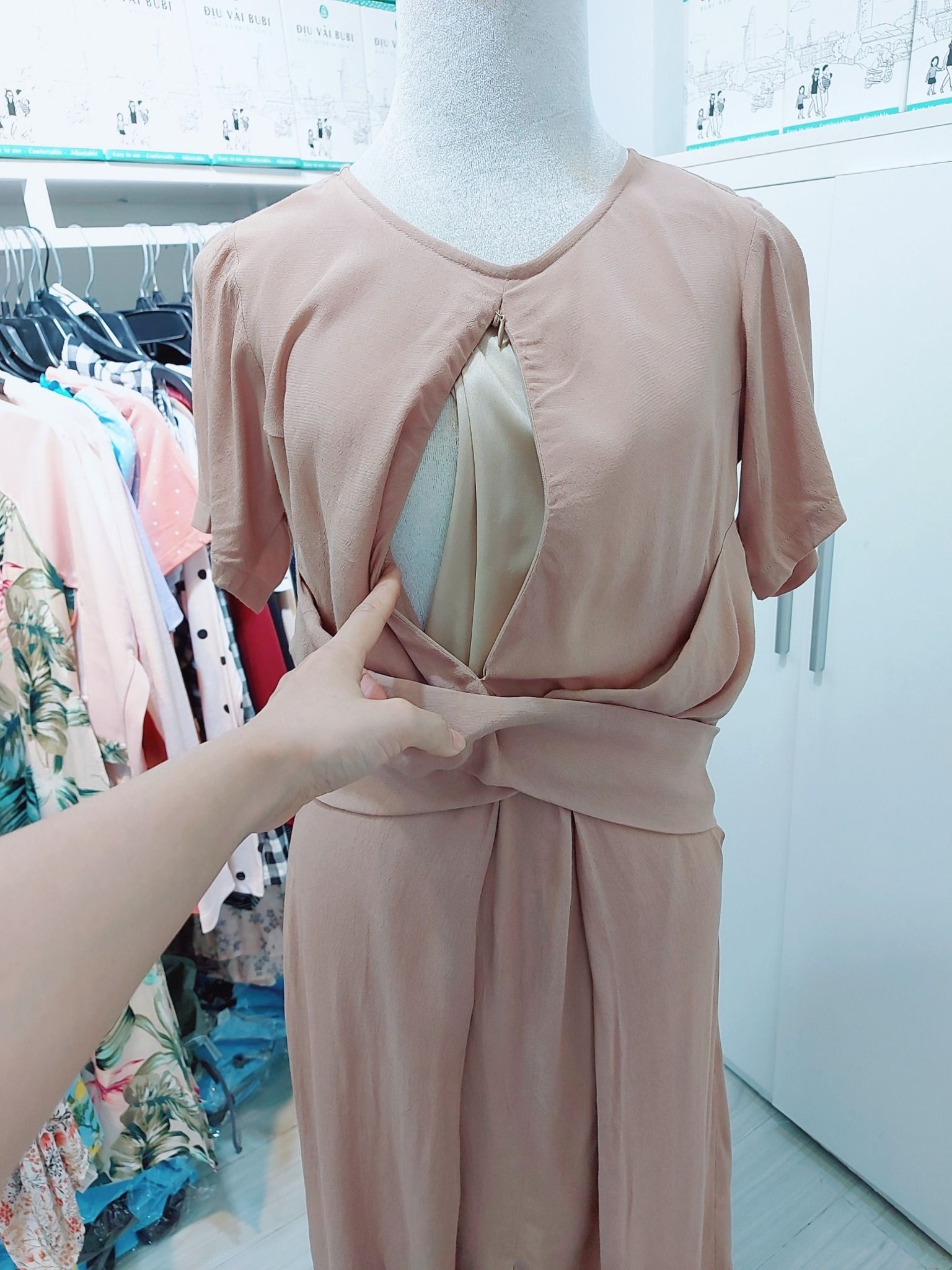 Đầm thiết kế bé ti - Be - Xẻ ngực xoắn nơ