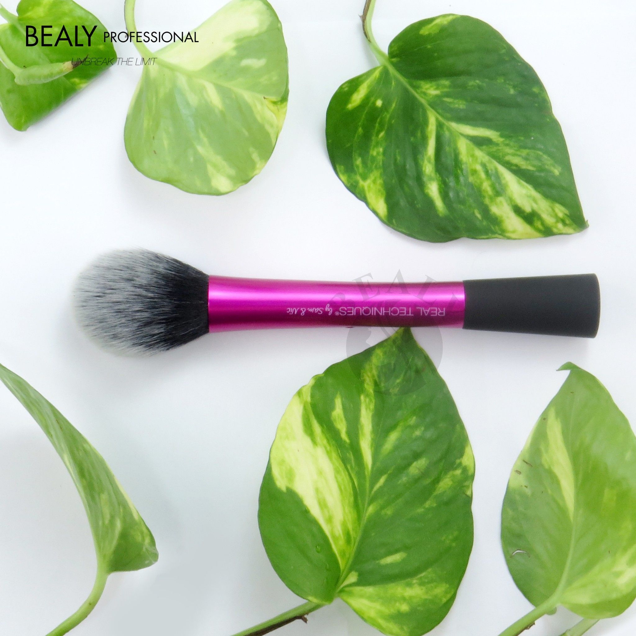 CỌ MÁ HỒNG EO THON REAL TECHNIQUE