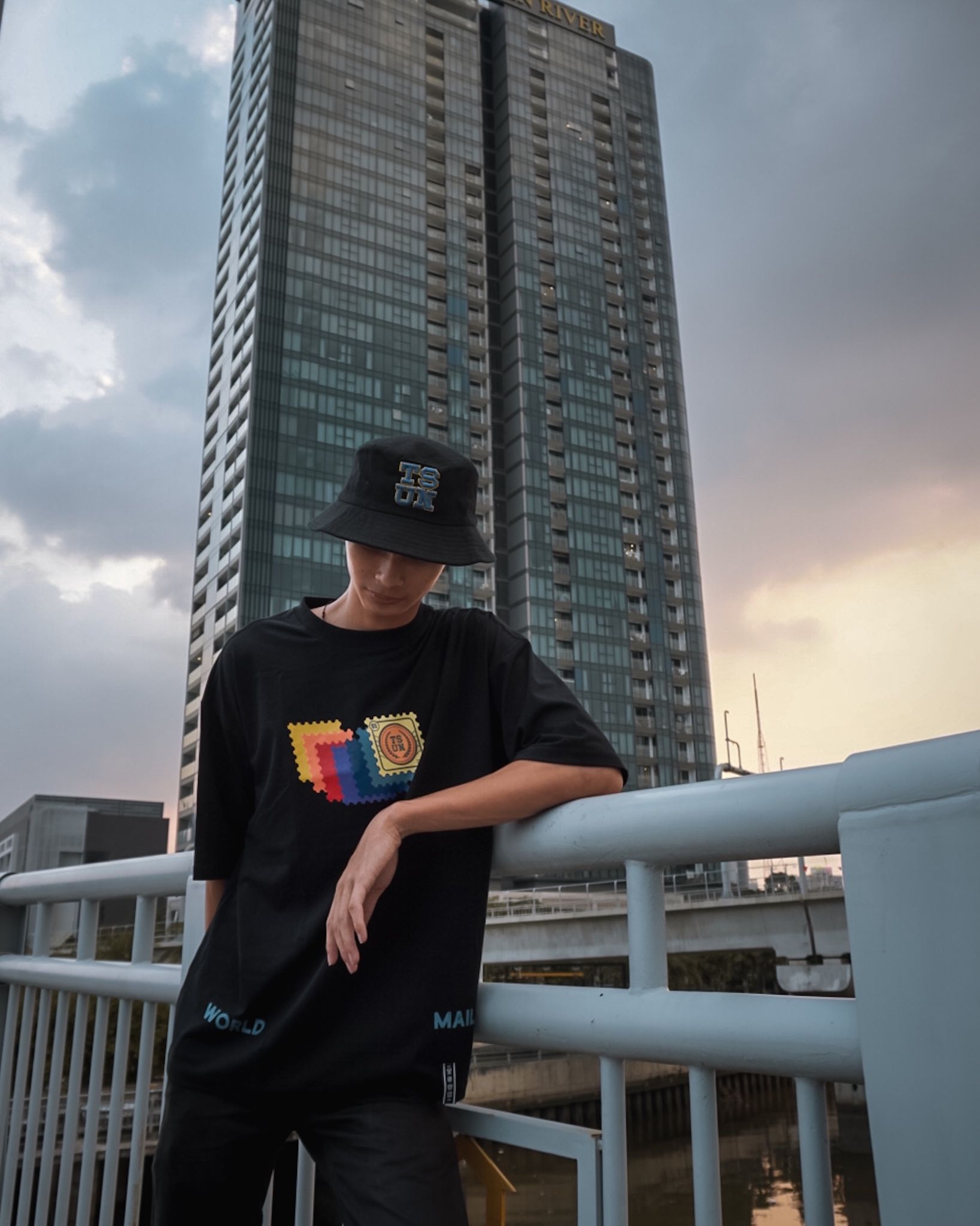 World Mail Tee/Black
