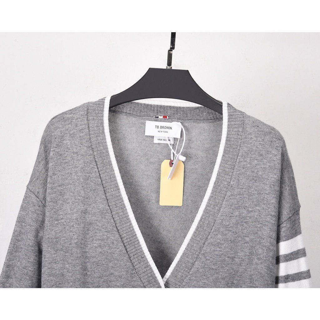 Áo khoác cổ tim Cardigan nam nữ dệt kim Thom Browne 4-Bar 8861 chất vải nỉ len cao cấp thiết kế tay áo kẻ sọc cực sang