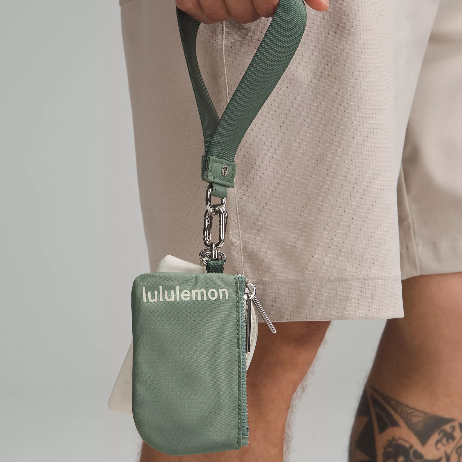 Móc Khóa Đôi LULULEMON DUAL POUCH WRISTLET Nhỏ Gọn Thời Trang Sang Chảnh