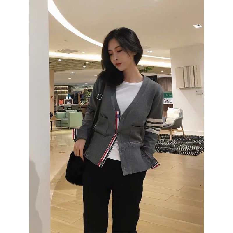 Áo khoác cổ tim Cardigan nam nữ dệt kim Thom Browne 4-Bar 8861 chất vải nỉ len cao cấp thiết kế tay áo kẻ sọc cực sang