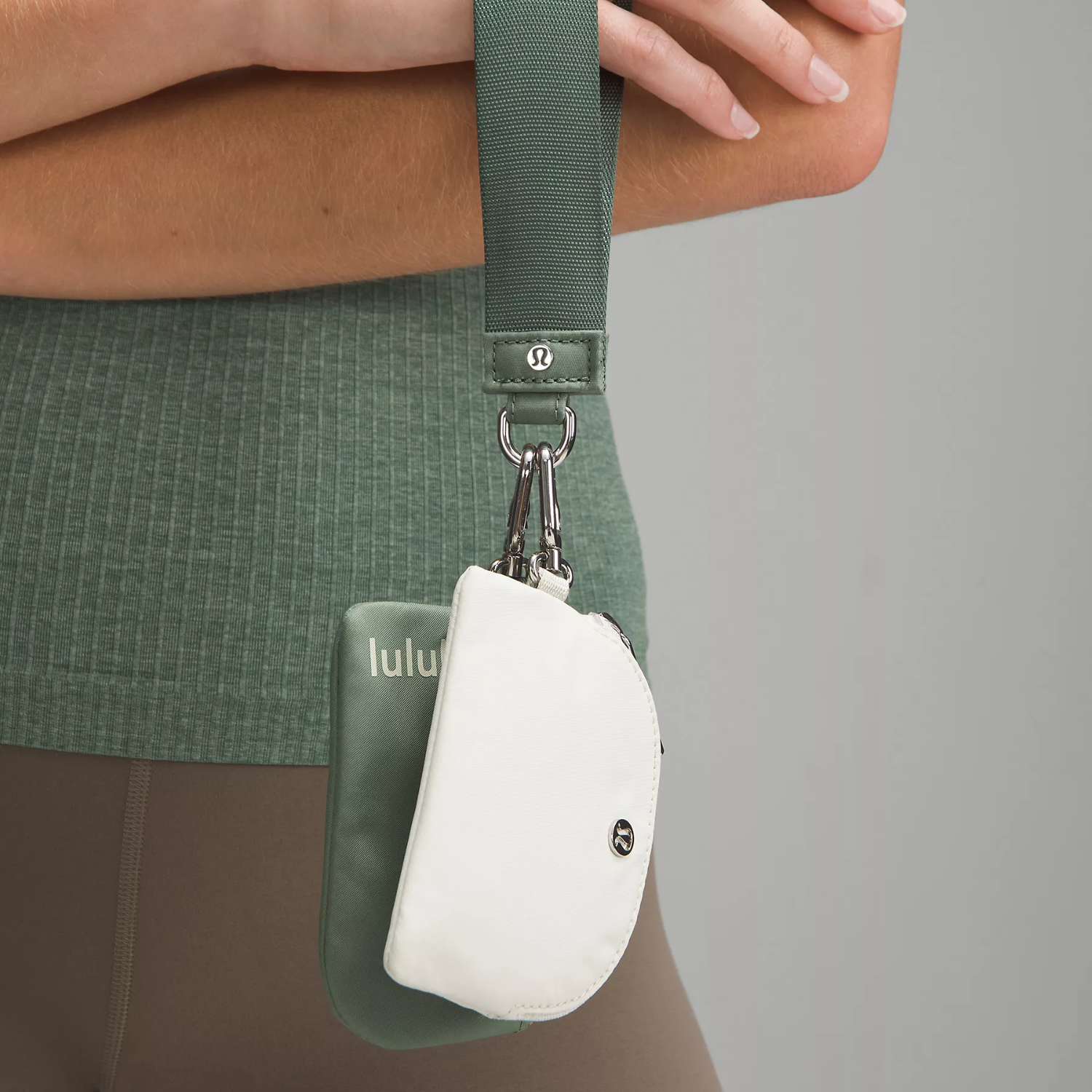 Móc Khóa Đôi LULULEMON DUAL POUCH WRISTLET Nhỏ Gọn Thời Trang Sang Chảnh