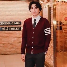 Áo khoác cổ tim Cardigan nam nữ dệt kim Thom Browne 4-Bar 20235 chất vải nhung tăm cao cấp thiết kế tay áo kẻ sọc