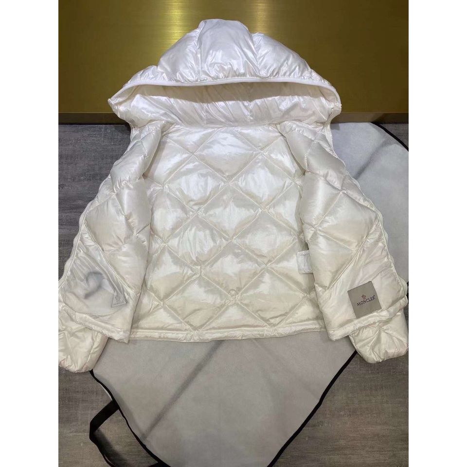 Áo khoác phao lửng lông vũ nữ MONCLER Egilope Short Down chất vải siêu ấm giữ nhiệt cực tốt