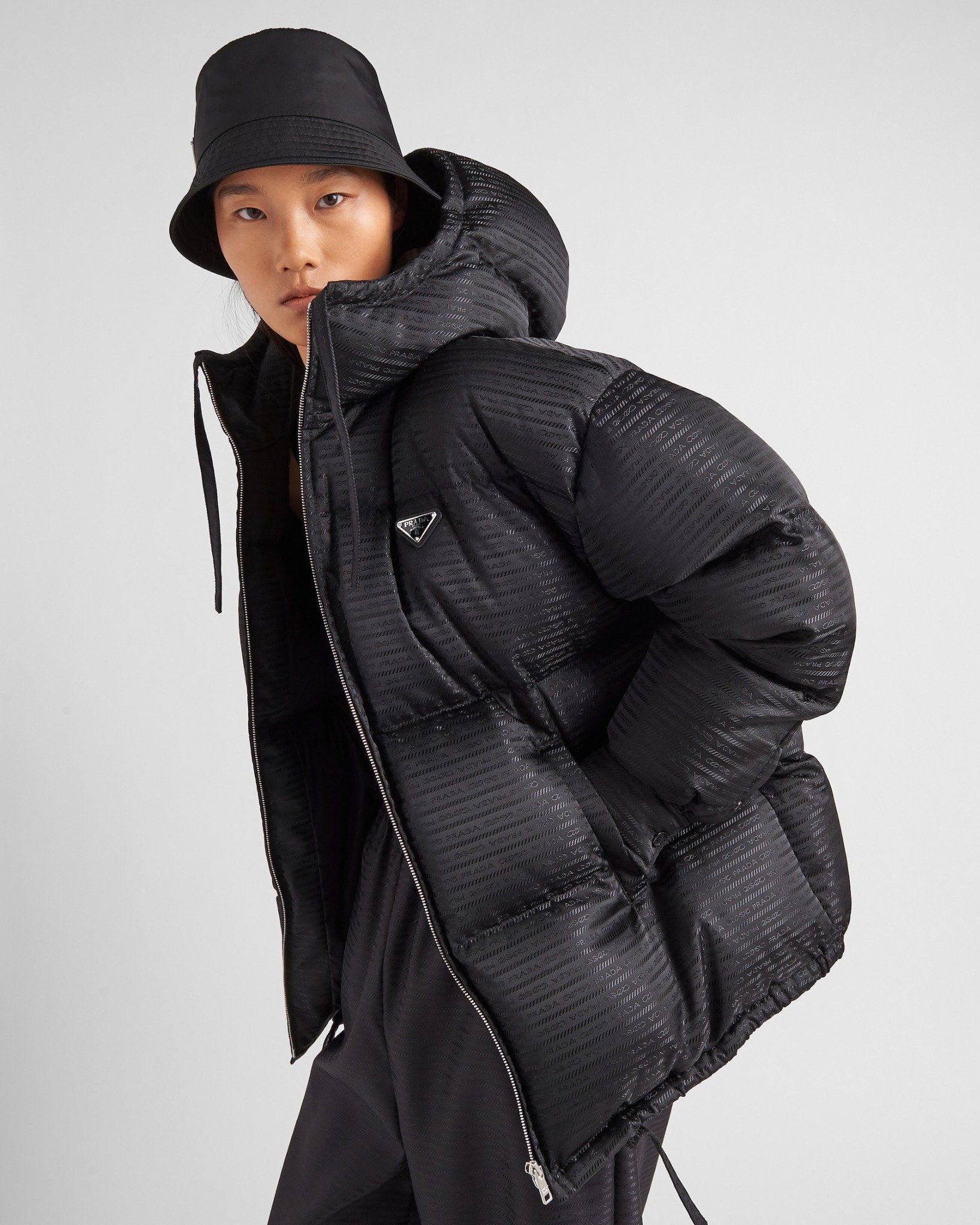 Áo Khoác Giữ Nhiệt PRADA BLACK RE-NYLON HOODED DOWN JACKET
