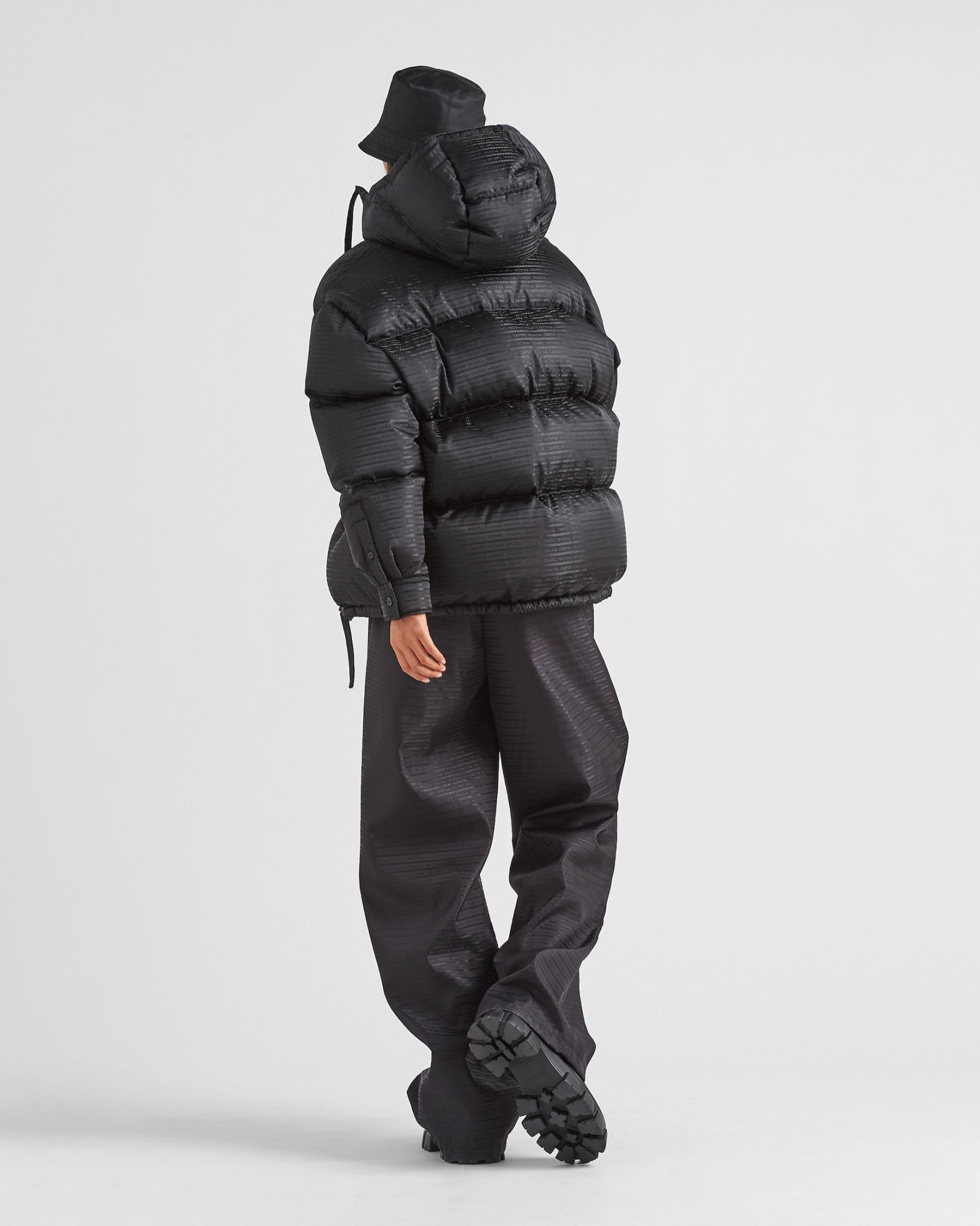 Áo Khoác Giữ Nhiệt PRADA BLACK RE-NYLON HOODED DOWN JACKET