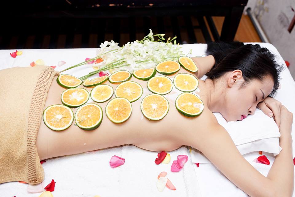 TẮM DƯỠNG TRẮNG HỒNG DA VỚI CAM, SỮA TƯƠI, MẬT ONG