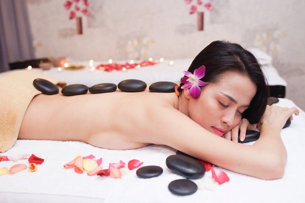 Xông hơi bằng đá muối HIMALAYA - Massage Body thư giãn