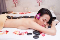 Xông hơi bằng đá muối HIMALAYA - Massage Body thư giãn