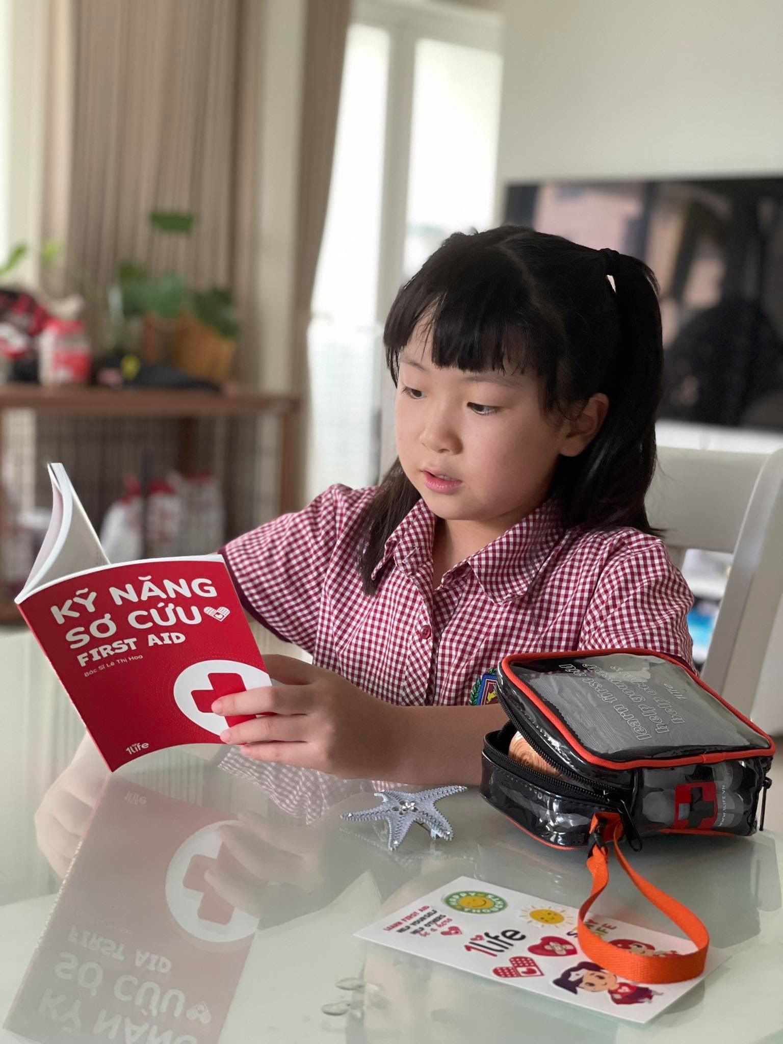 Sách Kỹ Năng Sơ Cứu - First Aid (Việt - Anh)