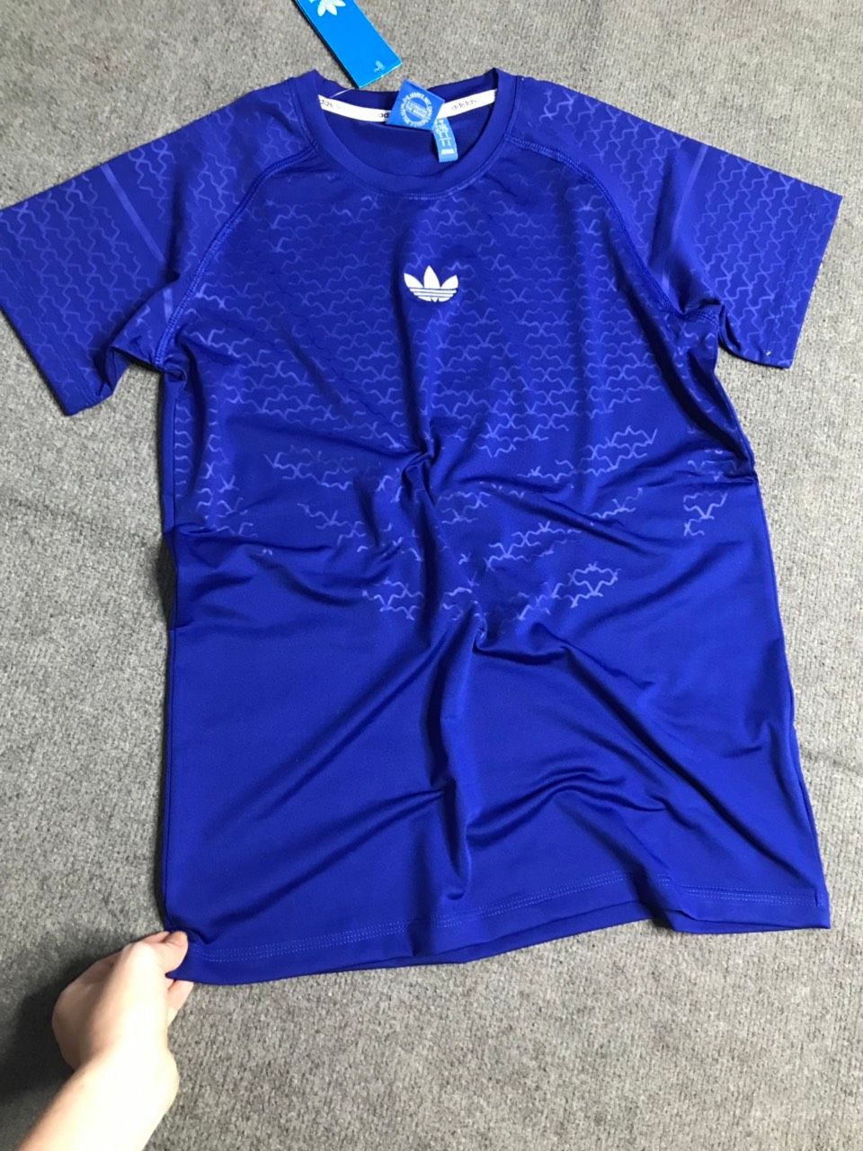 Áo nam adidas họa tiết ngực