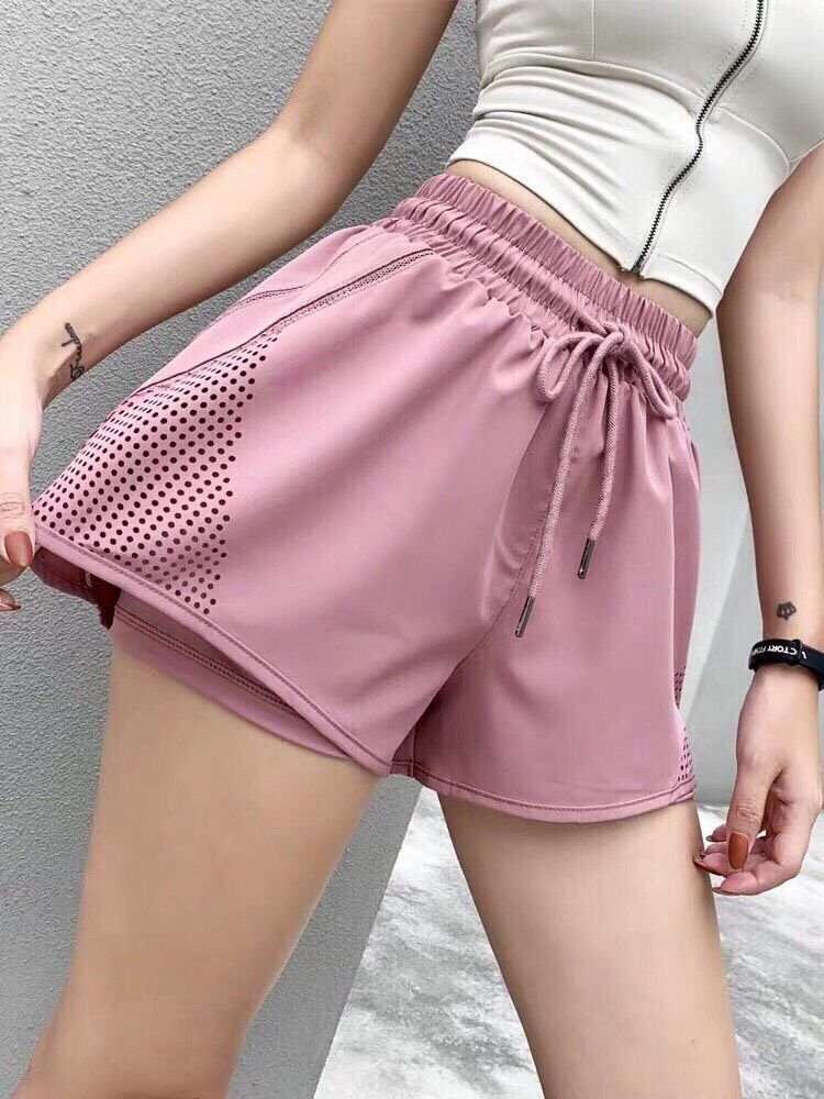 Quần đùi nữ đục lỗ hông