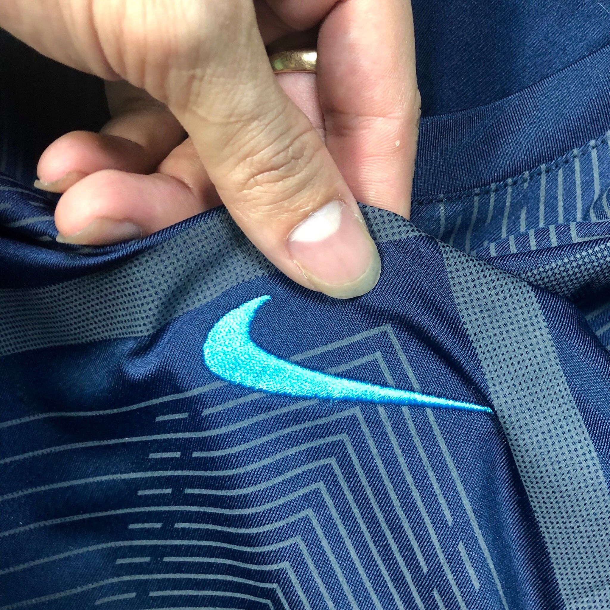 Áo nam nike kẻ ngực
