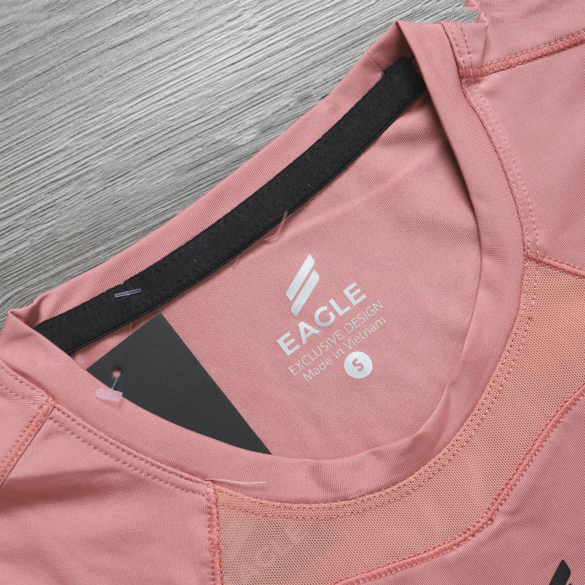 Áo croptop Eagle phối lưới ngực - Hồng Đậm