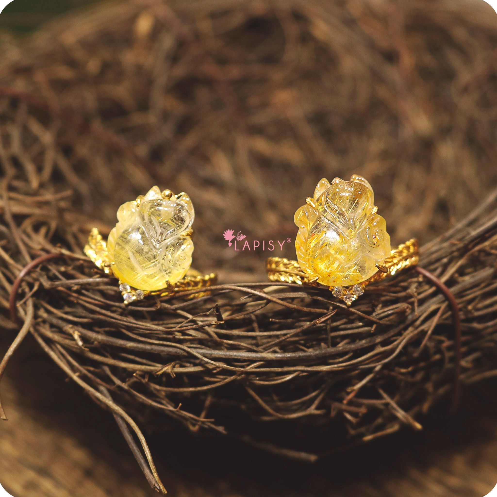 Elvie - Nhẫn hồ ly 9 đuôi thạch anh tóc vàng ôm hoa mẫu đơn + bạc phủ vàng 18k