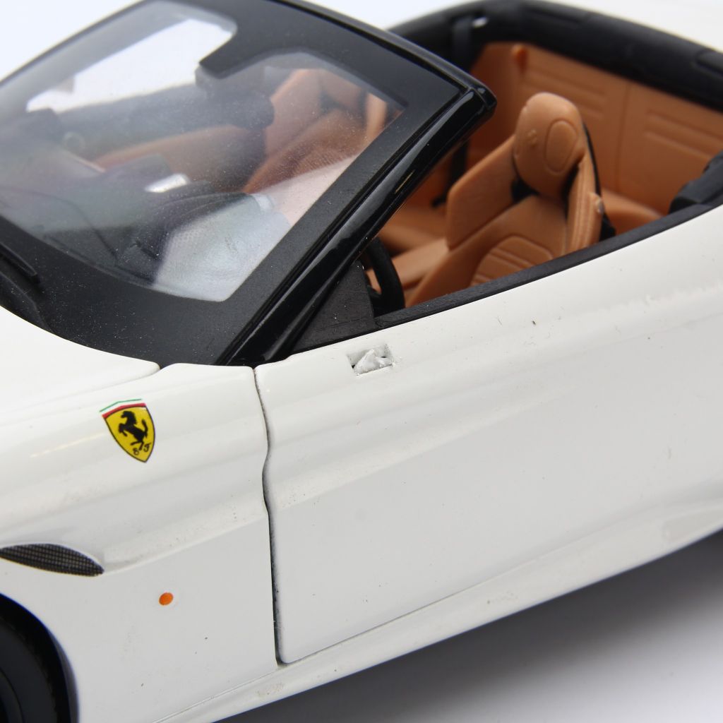 Mô hình xe ô tô Ferrari (Xe lỗi)
