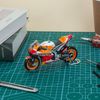 Mô hình xe mô tô Honda Repsol Red Bull Factory Racing MotoGP 1:18 Maisto