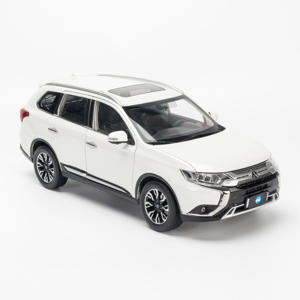 Mô hình xe Mitsubishi Outlander White 1:18 Paudi