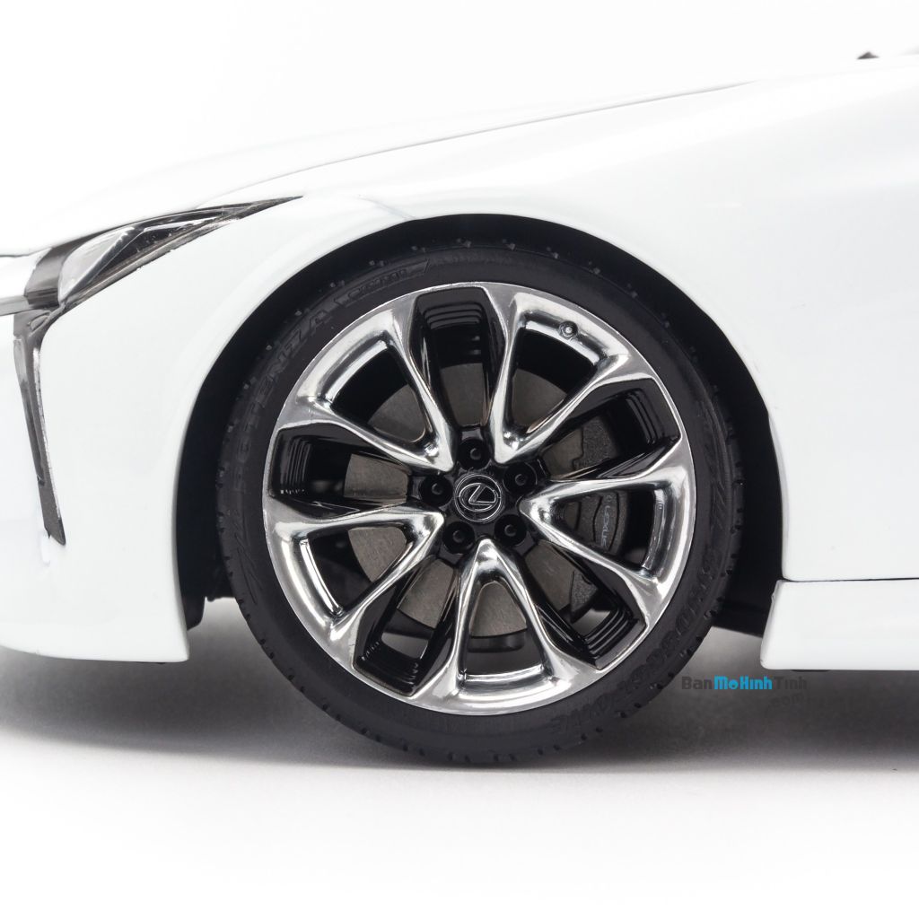 Mô hình xe Lexus LC500h 1:18 Dealer