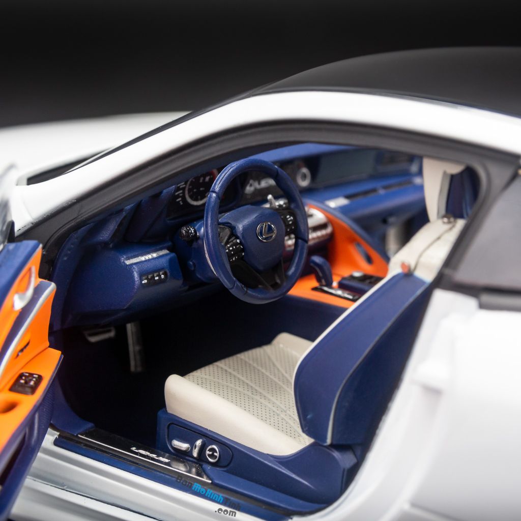 Mô hình xe Lexus LC500h 1:18 Dealer