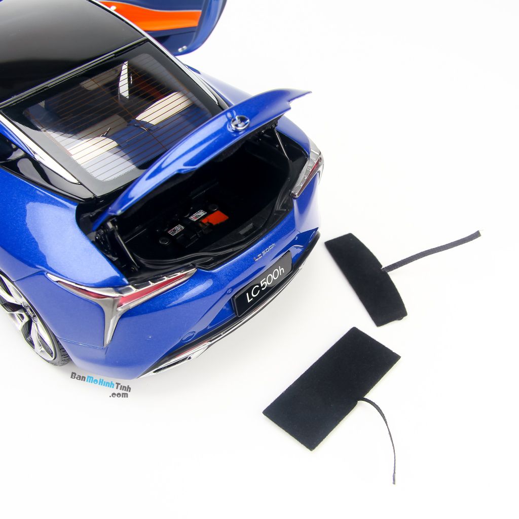 Mô hình xe Lexus LC500h 1:18 Dealer