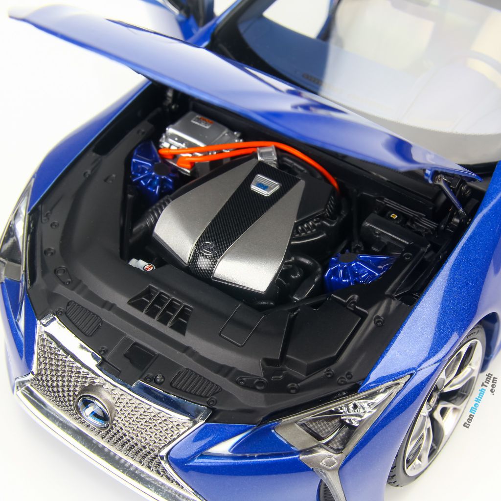 Mô hình xe Lexus LC500h 1:18 Dealer