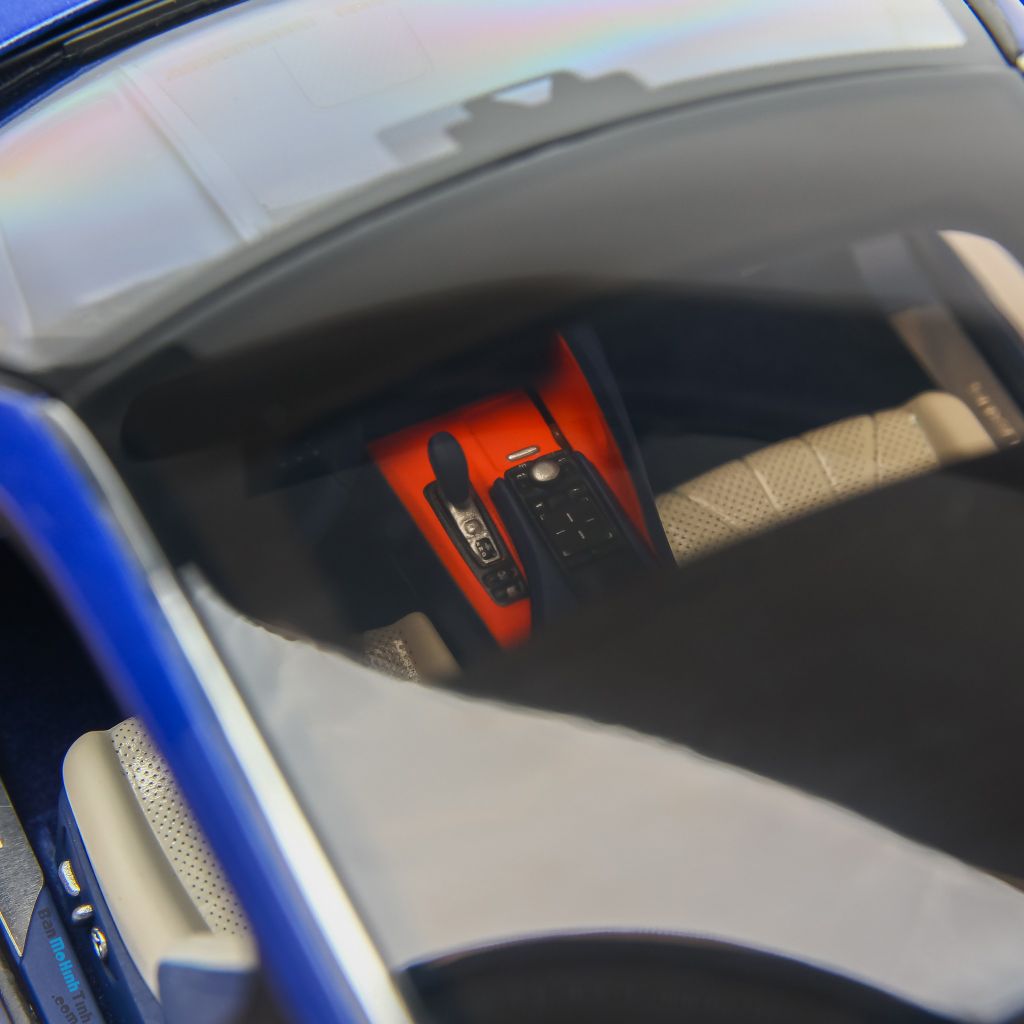 Mô hình xe Lexus LC500h 1:18 Dealer