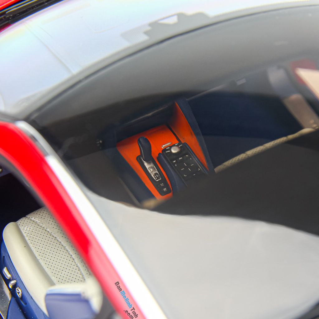 Mô hình xe Lexus LC500h 1:18 Dealer
