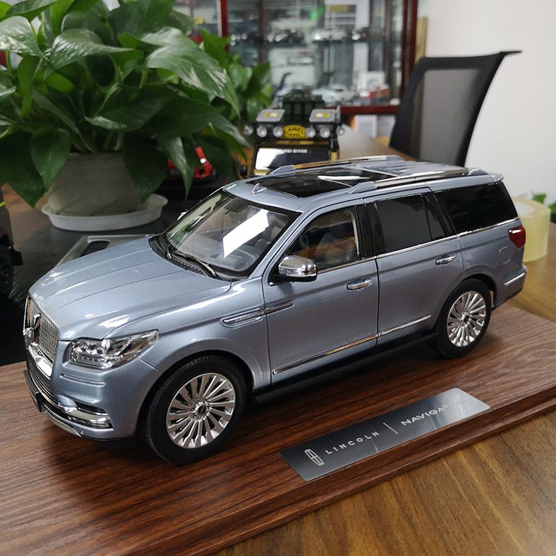  Mô hình xe Lincoln Navigator 1:18 Dealer - Light Blue 