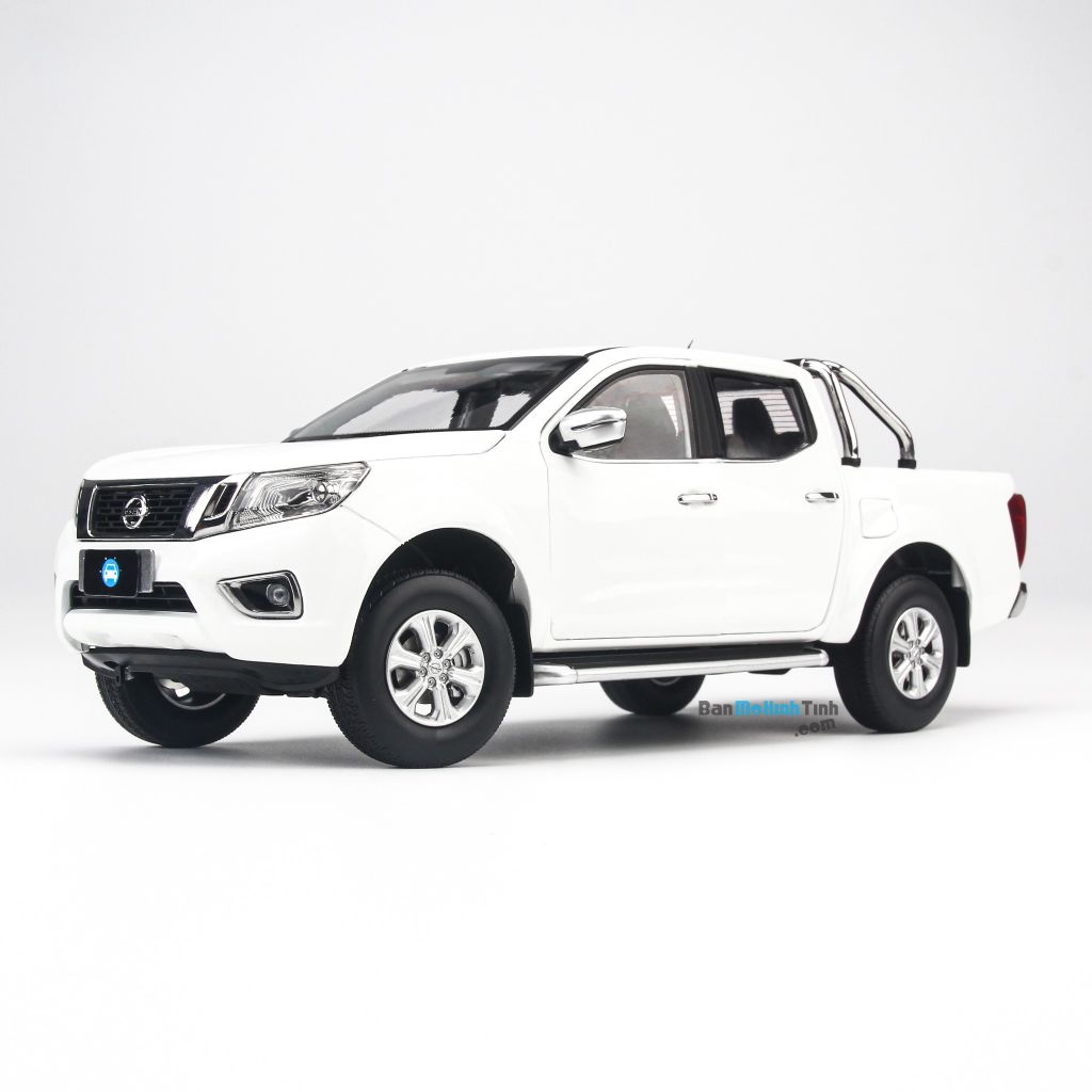 Mô hình xe Nissan Navara White 1:18 Dealer