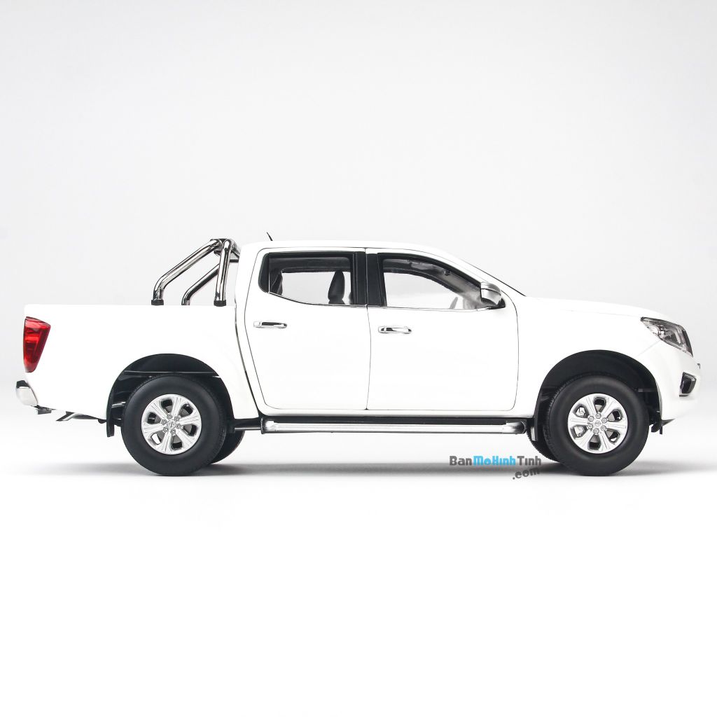 Mô hình xe Nissan Navara White 1:18 Dealer