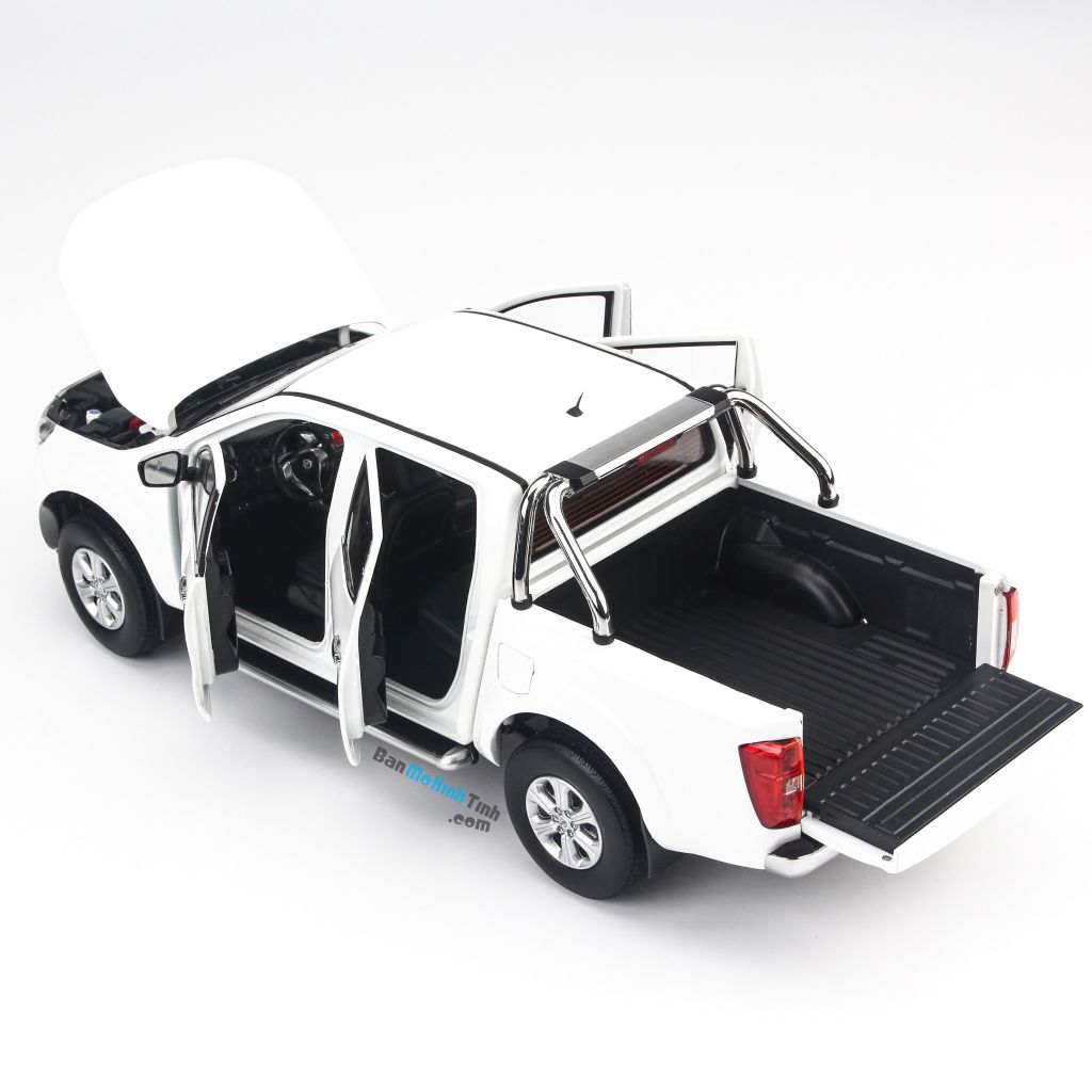 Mô hình xe Nissan Navara White 1:18 Dealer